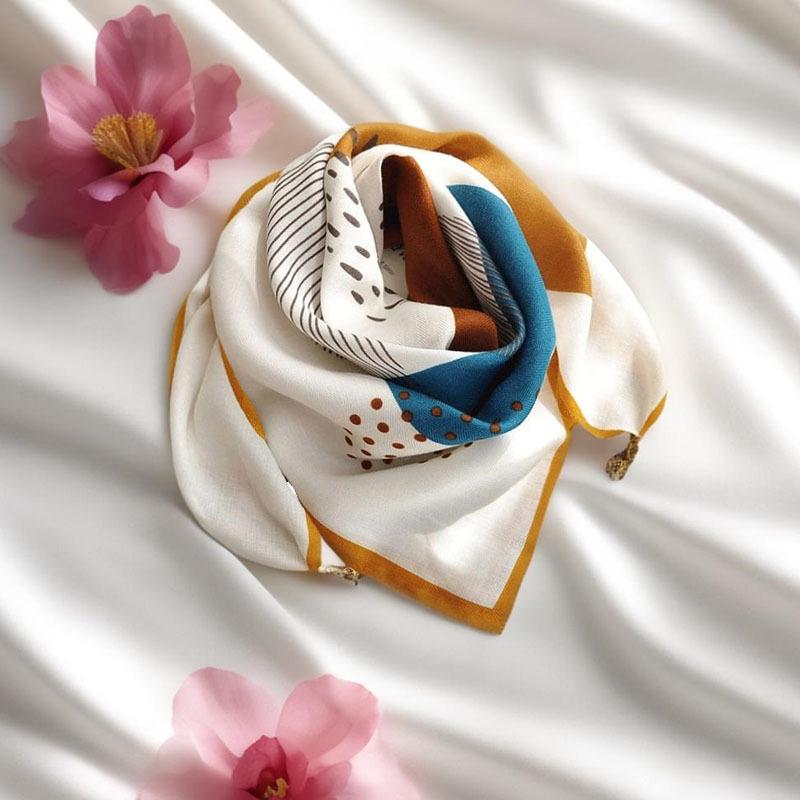 Luxury Design Cotton Linen Triangle Neck Protection Silk Scarf Winter Warm Soft Magnetic Buckle Scarf Small Square Scarf Women