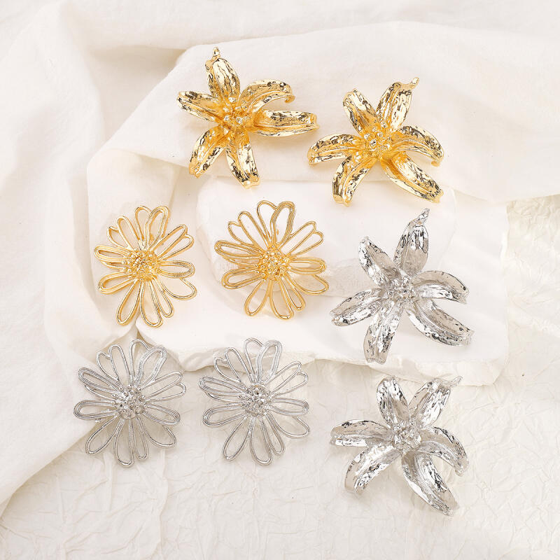 Retro Exaggeration Hollow Large Flower Earrings for Women Ladies Bohemian Personality Stud Earrings Jewelry Vacation Accessories
