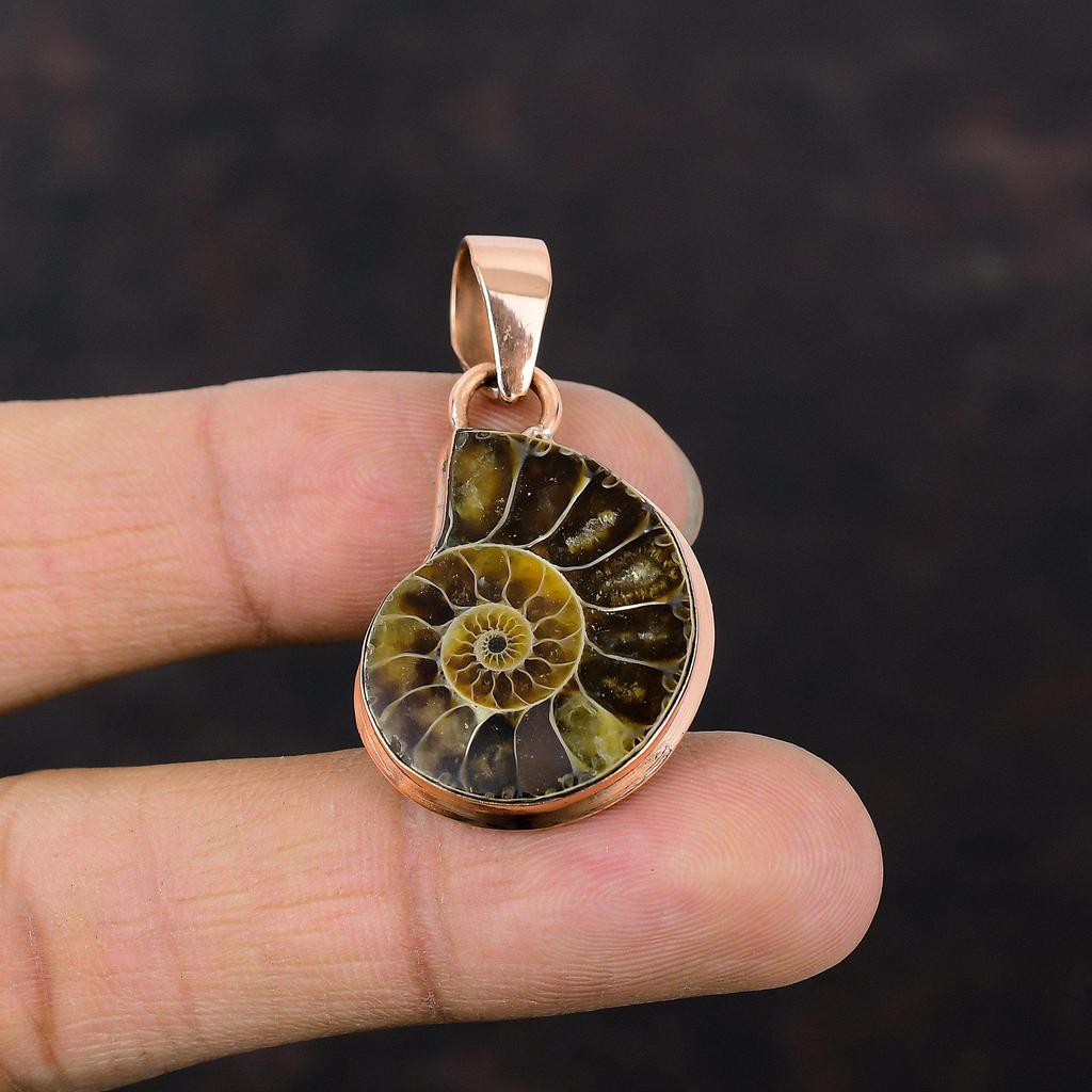Přívěsek s fosilií amonita, měděný přívěsek, drahokam, měděné šperky, ručně vyrobený přívěsek, šperky s fosilií amonita, dárek pro ženy, přívěsek s léčivým kamenem