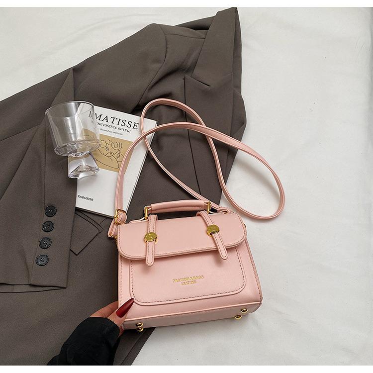 Korean Fashion Retro Crossbody Bag: Trendy Lightweight Shoulder Handbag for Women