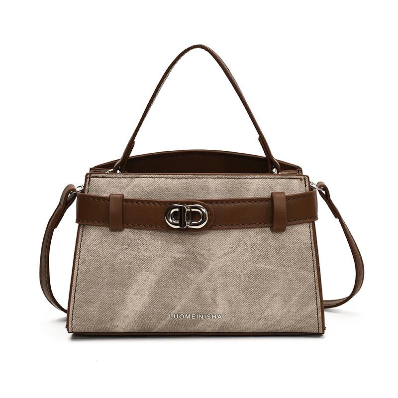 Super fire small bag women's summer versatile 2025 new simple messenger bag this year popular texture portable small square bag