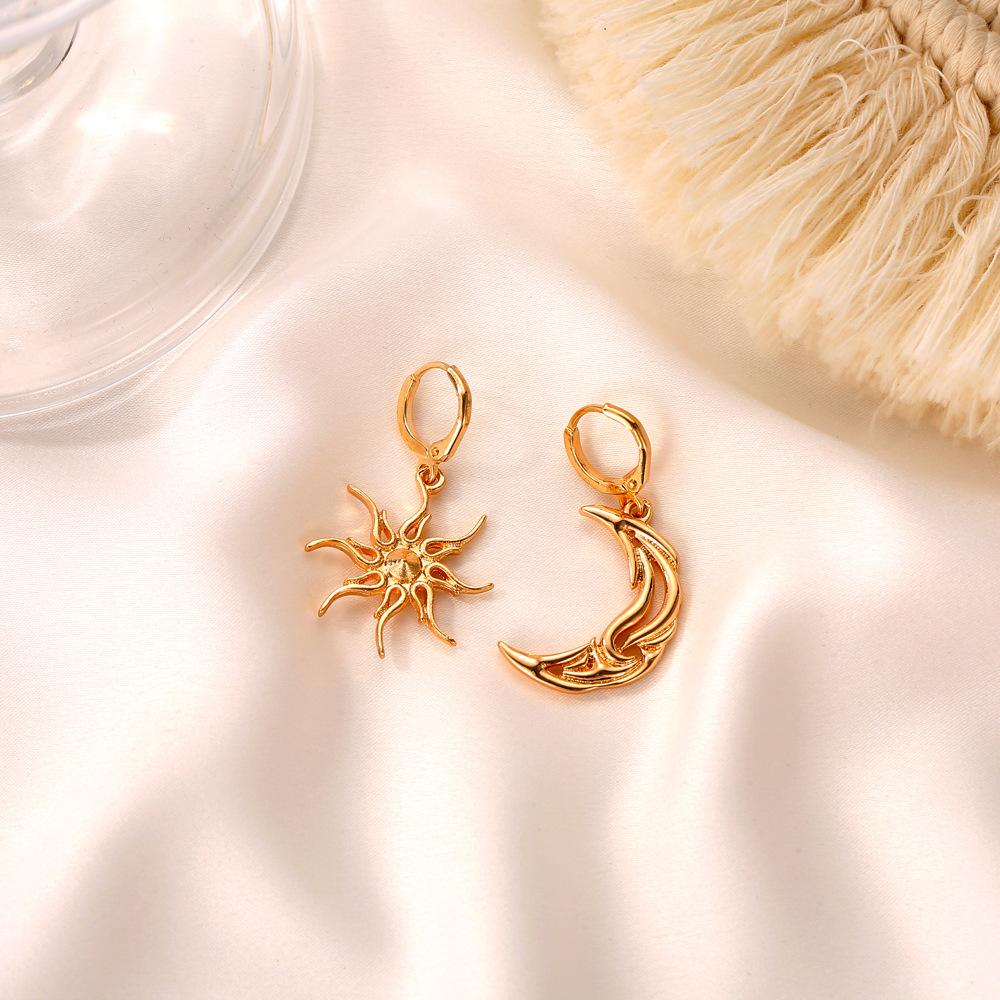 

LATS New Sun Moon Dangle Earring Asymmetric Abstract Star Drop Earrings for Women Short Hollow Earings Brincos Fashion Zircon