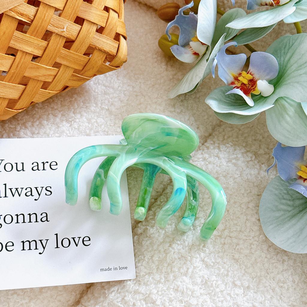 Elegant Resin Hair Claw Clip In Unique Floral And Geometric Designs For Women