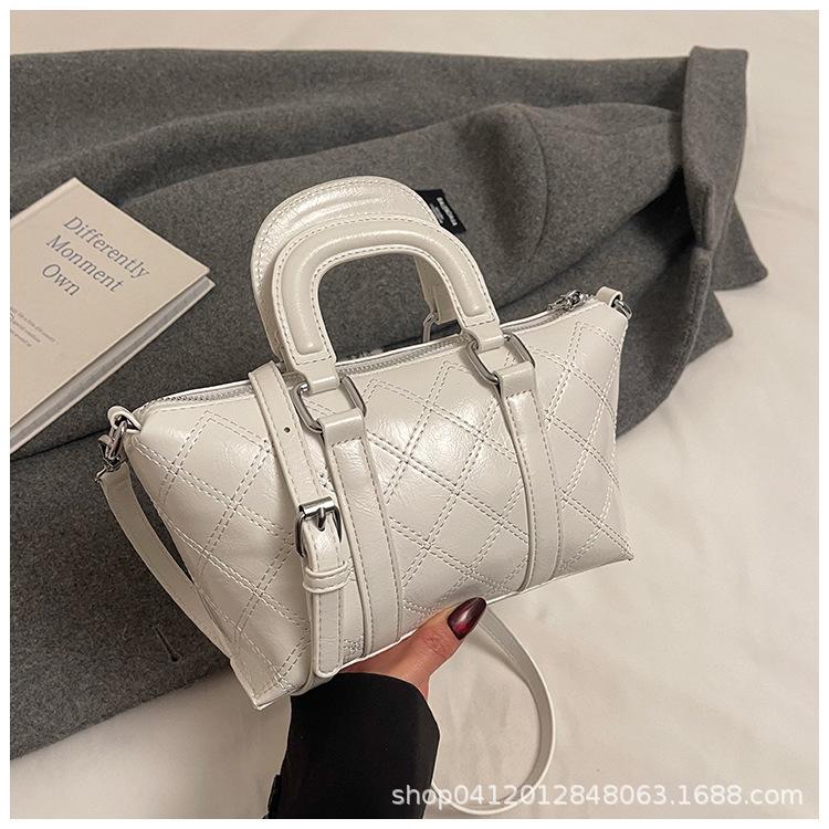 

Shoulder bag women s 2025 new fashion diamond hand carry commuter bag oil wax leather retro large-capacity messenger bag tide белый