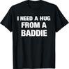 Preciso de um Abraço de uma Baddie Frase Engraçada Citação Camiseta