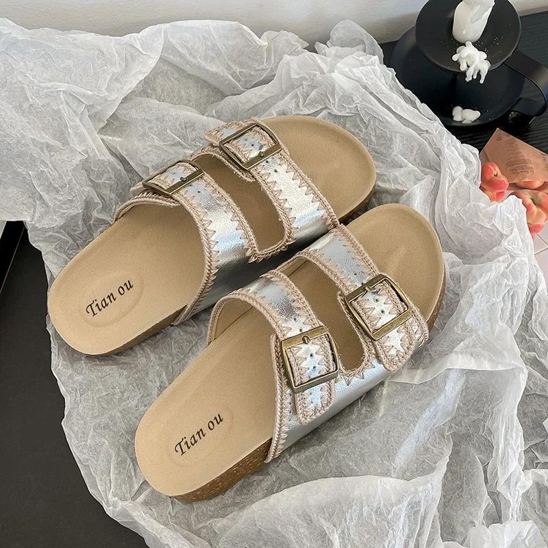 

Fashion Fashion Women s Slippers 2025 Hot Buckle Flat Bottom Comfortable Lightweight Height Increasing Sandals Summer One Beach Shoes 35 серебряный