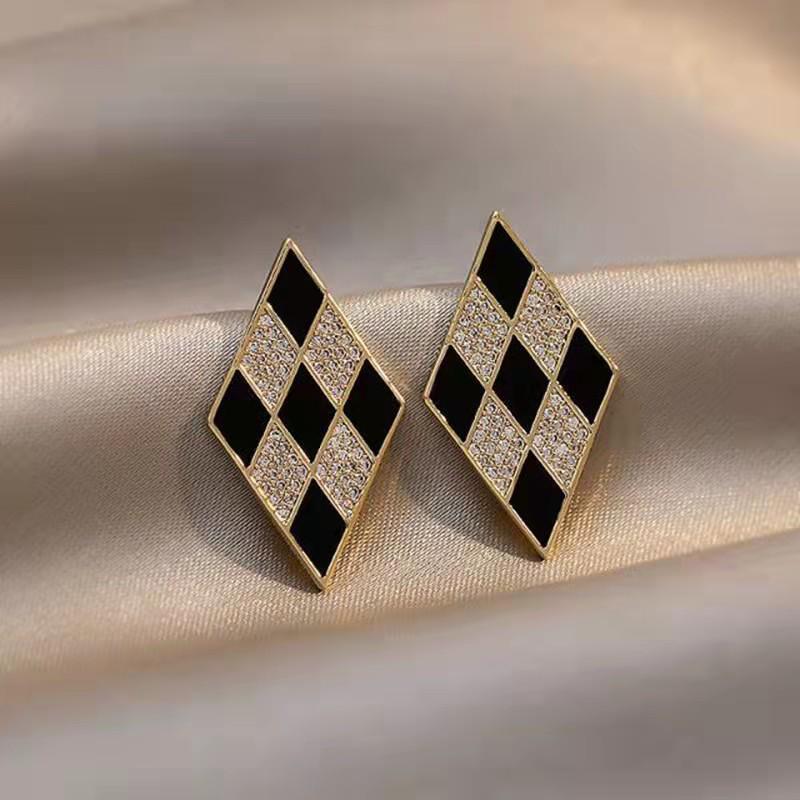New Black & White Chessboard Earrings: Simple Fashion, Korean Design, Diamond-Studded, French S925 Silver Needle Trend for Women.