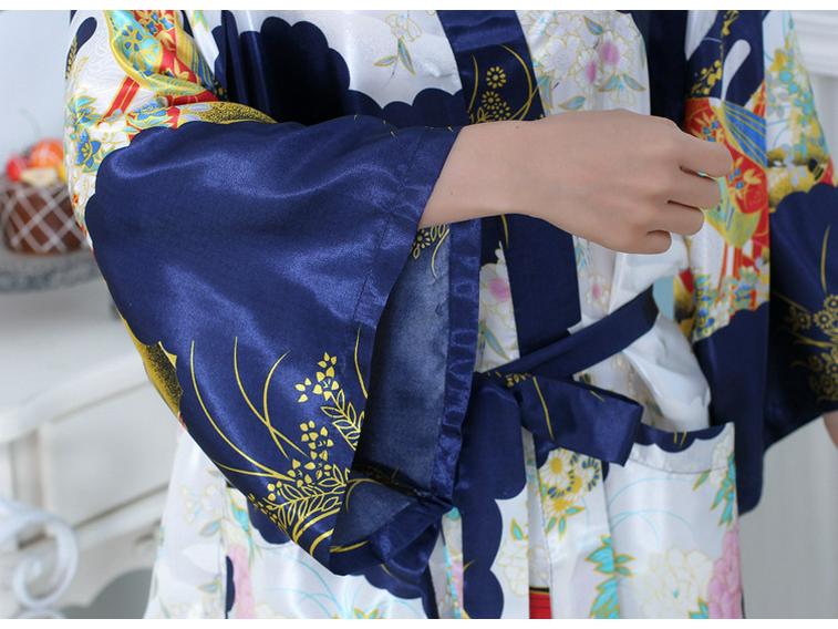 Εξαιρετικά Μακρύ Γυναικείο Μεταξωτό Ρόμπα Γκέισας σε Φλοράλ Σατέν Σχέδιο