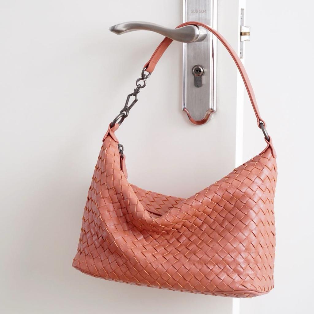 2025 New Sheepskin Woven Lunch Box Bag One Shoulder Underarm Dumpling Bag One Shoulder Crossbody Handbag Minimalist Hobo Bag