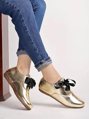 Sapatos Sociais Femininos Shoetopia Estilosos Flats Metálicos com Detalhe de Laço Preto, Perfeitos para Ocasiões Formais e Casuais