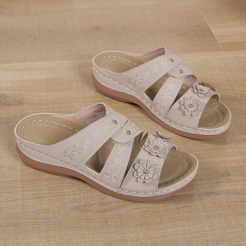 

Summer new slope heel cool slippers women s exquisite flower flat bottom cool slippers women 43 бежевый