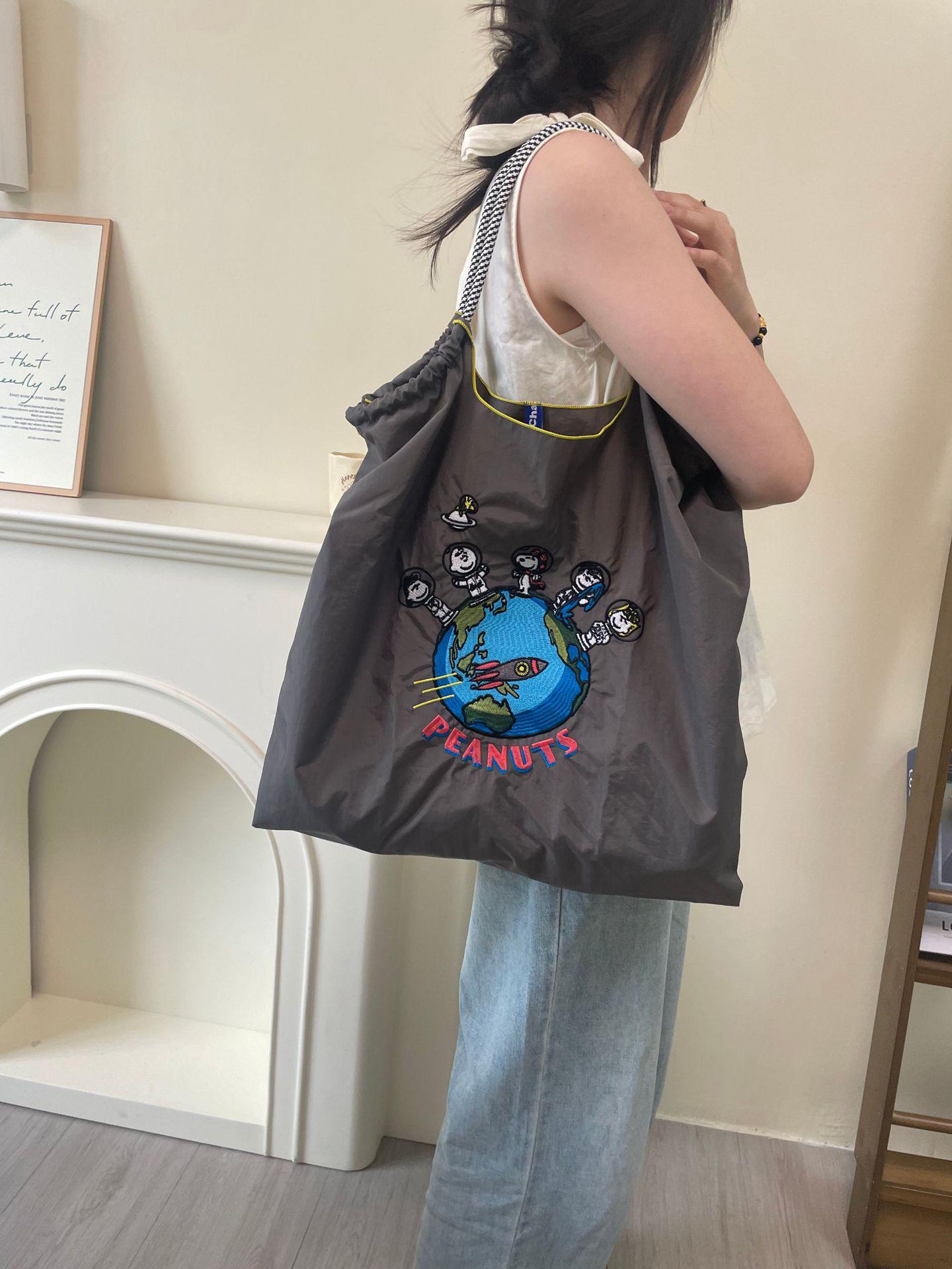 

Женская большая вышитая нейлоновая складная сумка-тоут - варианты для ношения в руке/через плечо/на плече Medium