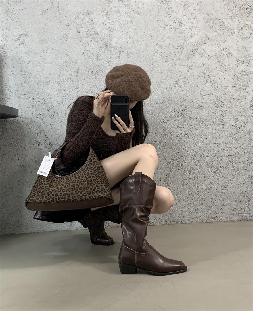 

Винтажные коричневые высокие сапоги с V-образным вырезом, женская обувь 2025 года, весна-осень-зима, остроносые ковбойские сапоги в стиле вестерн 39 коричневый