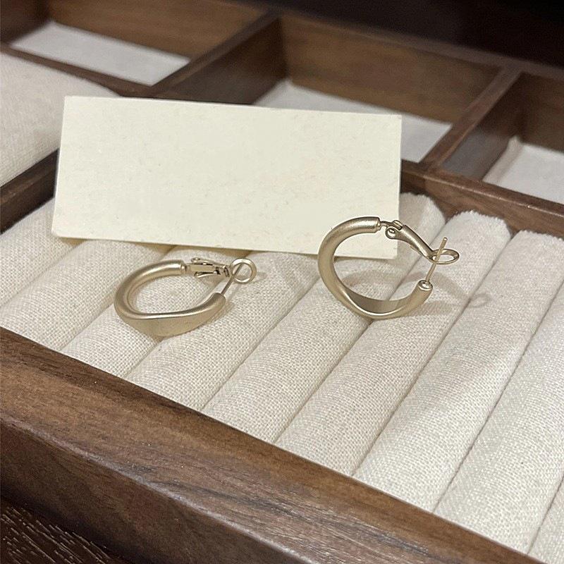Elegant Gold Hoop Earrings with Frosted Texture – Versatile and Chic Accessory