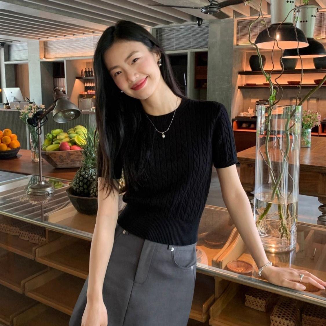 

Белый вязаный женский топ с коротким рукавом в стиле ретро - Лето 2025 Круглый вырез, Приталенный, Универсальная футболка M