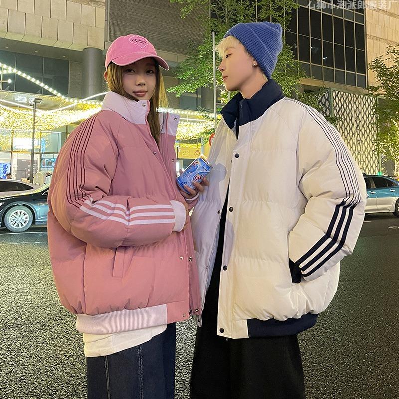 Herbst- und Winter-Neuheiten für Paare Stehkragen Herren- und Damen-Wintermäntel sind warm und beliebt. Drei Kapuzen-Baumwollkleider mit Verdickung sind im Trend.