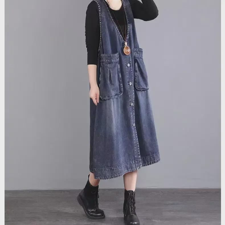 Oversized džínové vestové šaty s velkými kapsami – středně dlouhý korejský styl na jaro 2024