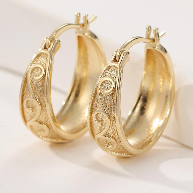 

Vintage Classic Hand-carved Texture Golden Hoop Hoop Earrings for Women s Versatile Banquet Festival Jewelry Accessories