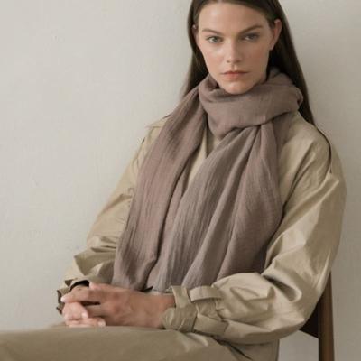 BB’DE SOLI’DE Has a Beige Scarf