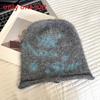 Berretto Invernale Lavorato a Maglia per Donna con Design a Lettere Colorate e Protezione per le Orecchie per uno Stile Casual