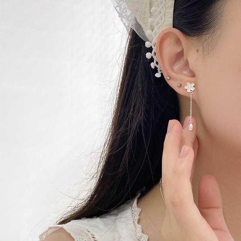 Kolczyki z frędzlami w kształcie kwiatów Proste kolczyki z motywem temperamentu Niszowe kolczyki dla kobiet