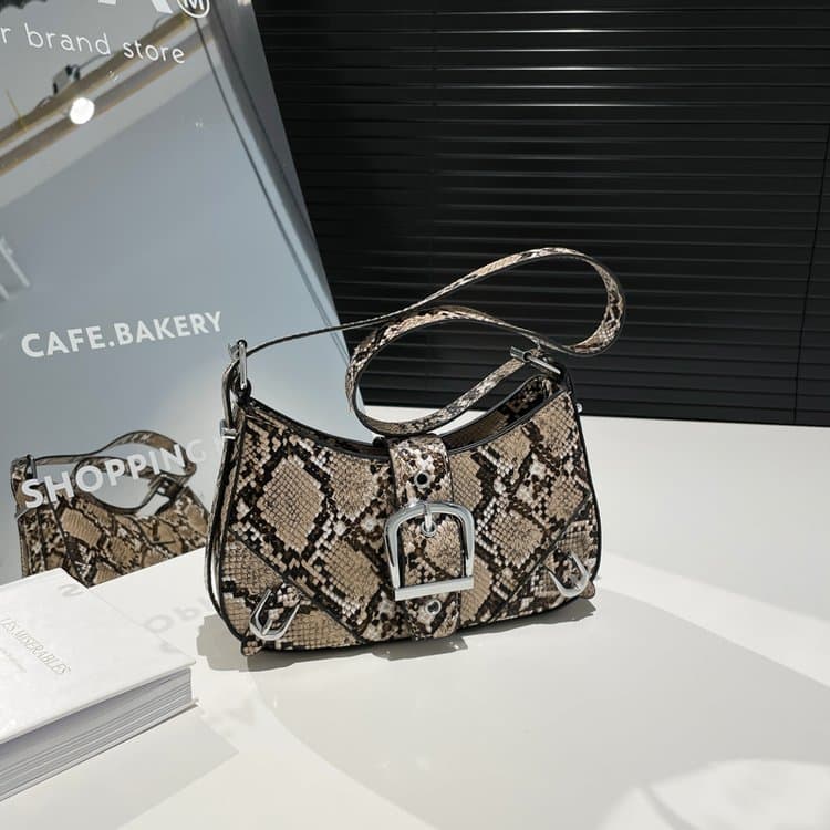 Bolsa de ombro transversal feminina com fivela de metal e estampa de cobra