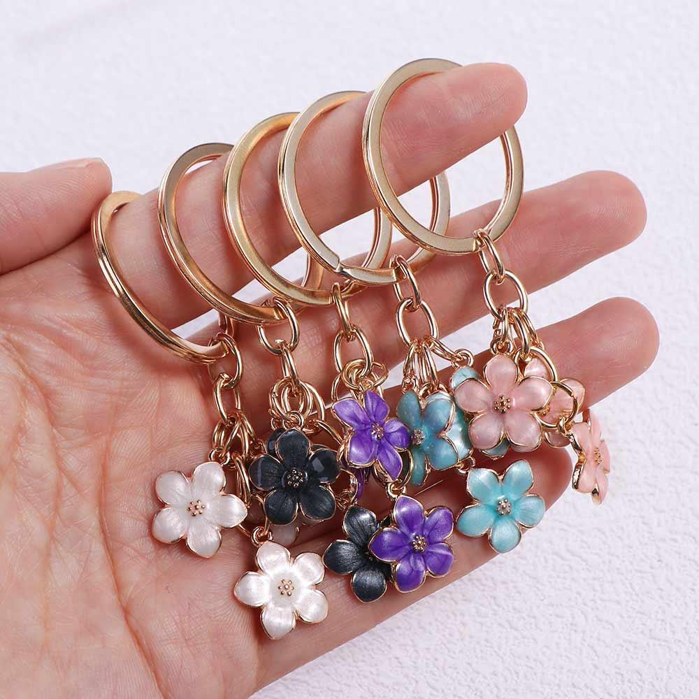 Smaltovaná barevná klíčenka s květem sakury Sladká klíčenka s květem sakury Dárky k narozeninám