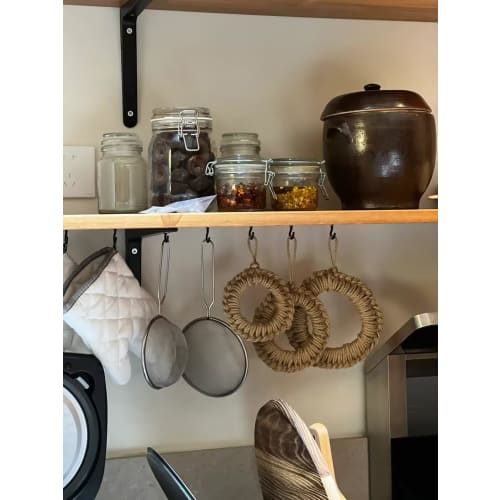 DARENYI Stylish Heat-Resistant Trivet, 8cm Inner Diameter, with Hook, Handwoven Flaxgrass Weave, Natural Materials, Non-Slip, Wall-Mountable, Suitable