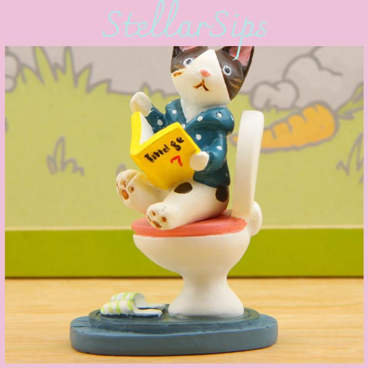 Resin Cat Model With Book And Toilet Seat Design For Gift And Decoration