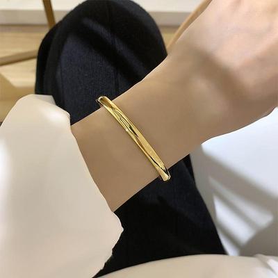 Elegante Bracciale Placcato Oro 18K in Acciaio Titanio per Donna - Semplice, alla Moda, Superficie Liscia, Stile Europeo-Americano.
