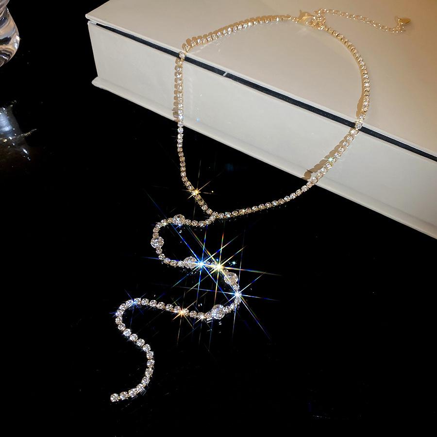 Французское геометрическое бриллиантовое колье с кисточками: Шикарная, универсальная цепочка для свитера с роскошным, высококлассным touches.