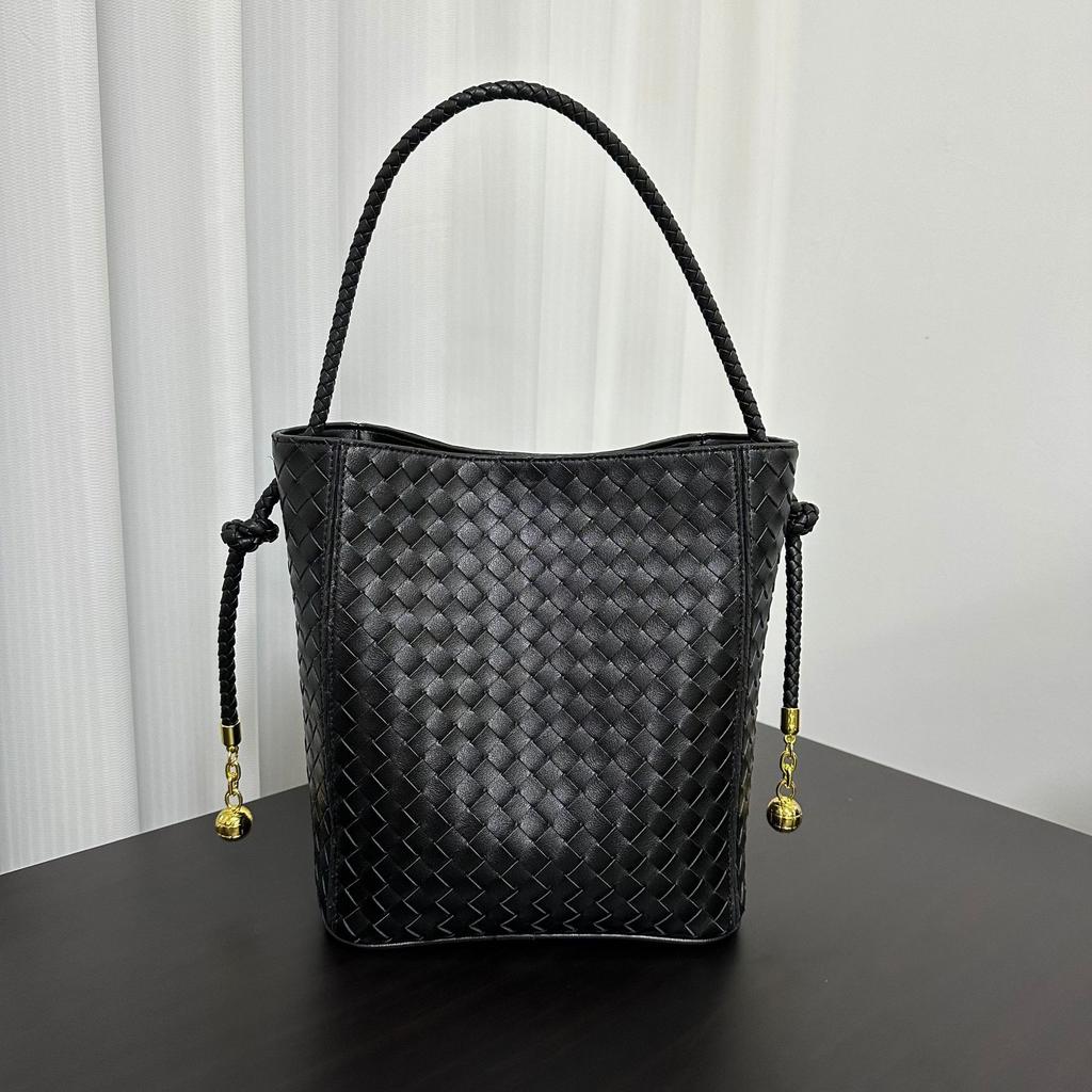 2025 New medieval fashion versatile leather square shoulder underarm crossbody tote bag woven bag hand bucket bag