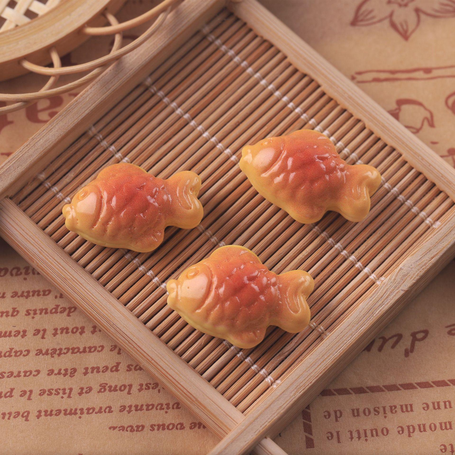 

Мініатюрний рулет з квасолевої пасти та рибний хліб із смоли для лялькового будиночка, іграшки-аксесуари