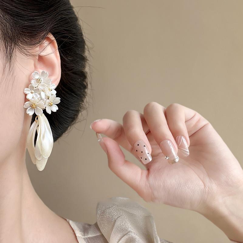 Popular flower pearl earrings French high-end temperament gentle stud earrings fashion niche exquisite earrings women