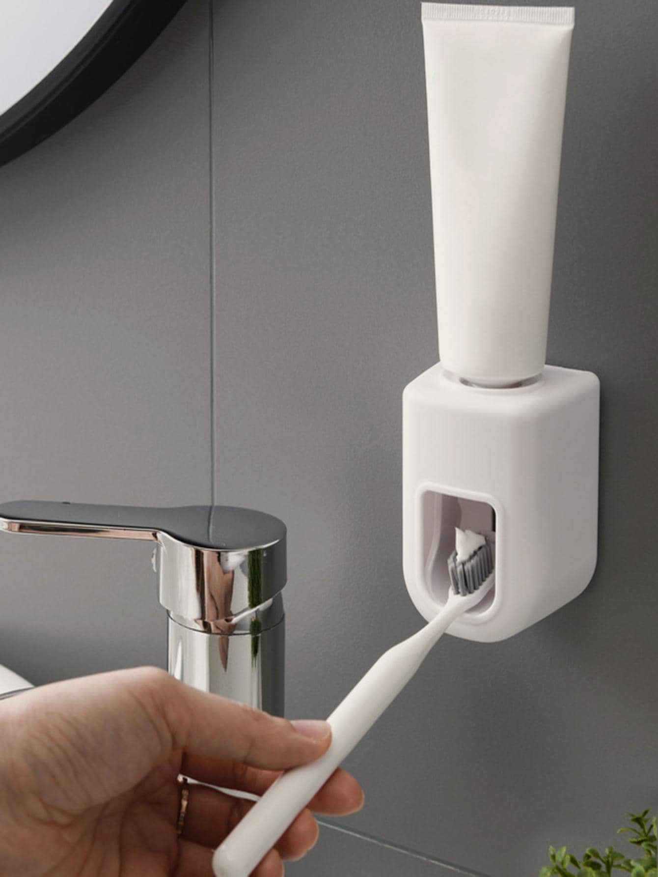 

1 шт. Автоматический выдавливатель зубной пасты, настенный для ванной и туалета, без сверления, количественное выдавливание, простой ленивый держатель для зубной пасты белый