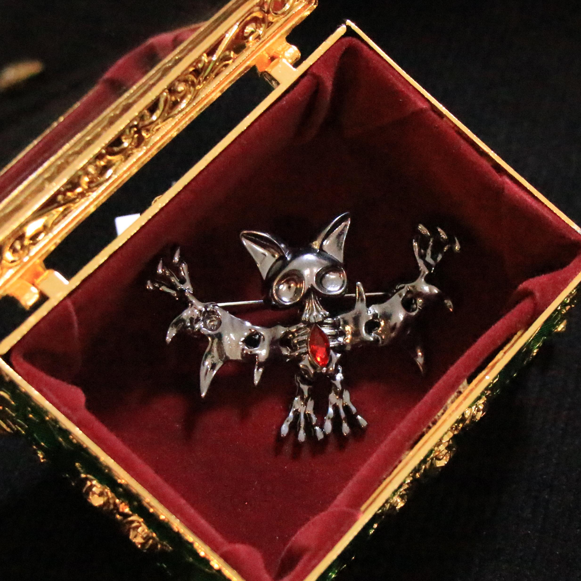 

SKEDS 2025 New Halloween Bat Brooch Luxury Vintage Red Rhinestone Brooch Festival Accessories Gift for Men Women and Children