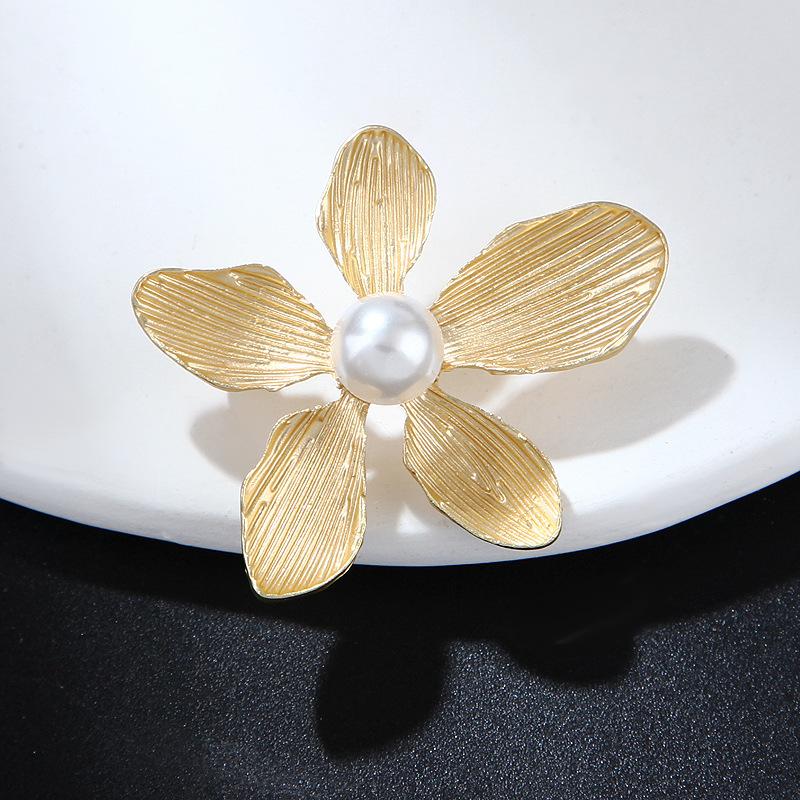 Retro Five-petal Flower Brooch Pearl Corsage Elegant Retro Matte Gold Plating Flower Pins Clothes Accessories Long-Lasting Color Exquisite Brooch Gift