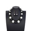 Collana orecchini a perle grandi esagerate con cambio graduale creativo in bianco e nero, due set