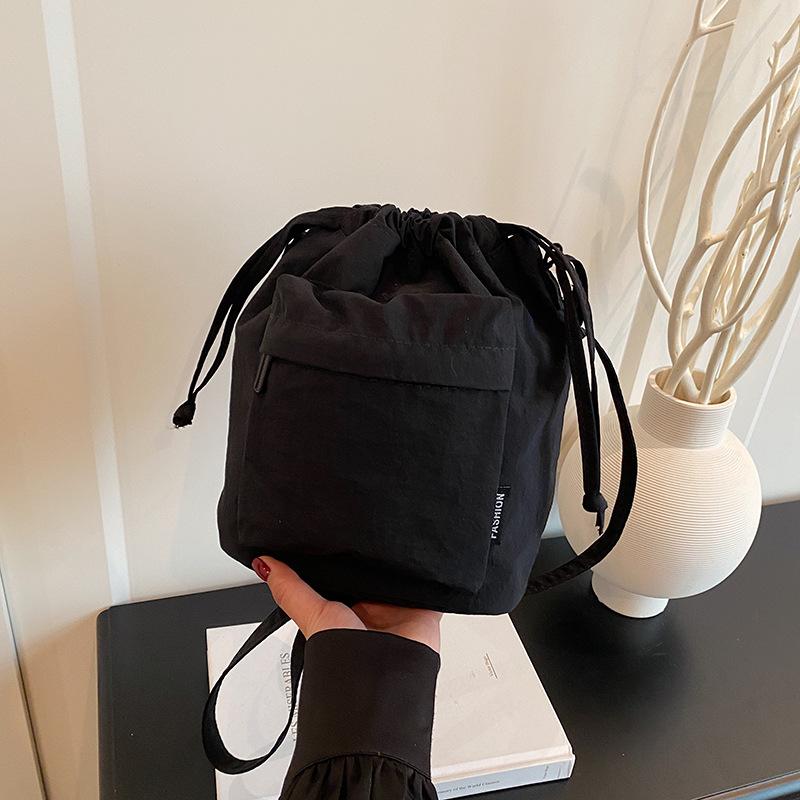 Drawstring bucket bag women's 2025 spring new fashion versatile canvas messenger bag niche design shoulder bag
