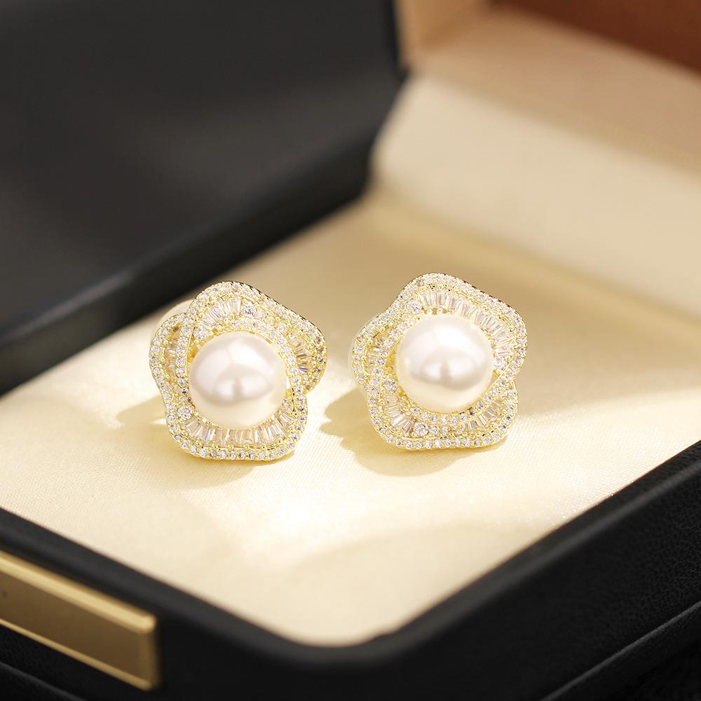 Exquisite and Elegant Diamond-set Rose Earrings, Temperament Versatile Pearl Earrings, Pierless Triangular Ear Clips, Women's Earrings.