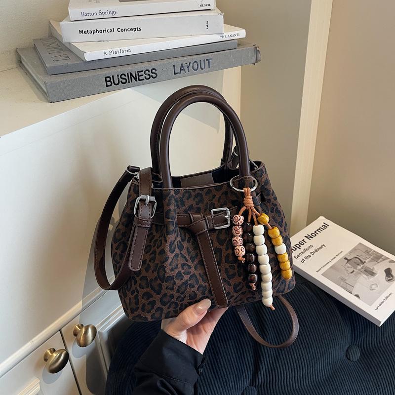 Leopard print bag women's autumn and winter 2025 new versatile niche design shoulder messenger bag popular portable bucket bag