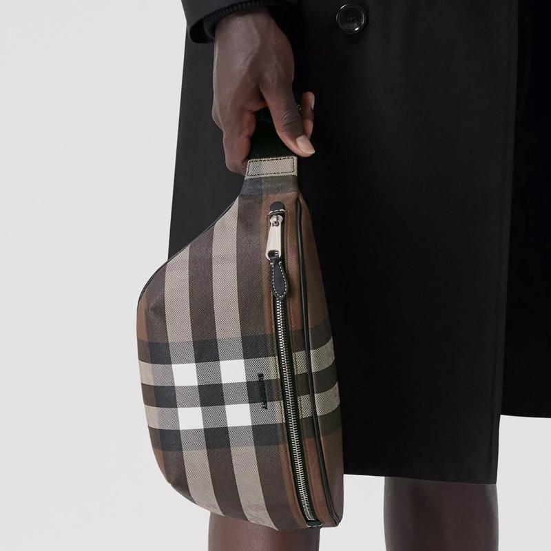 Burberry Borsa a tracolla pettorale in tela ecologica a quadri scuri da uomo Marrone Noce Scuro 80365591