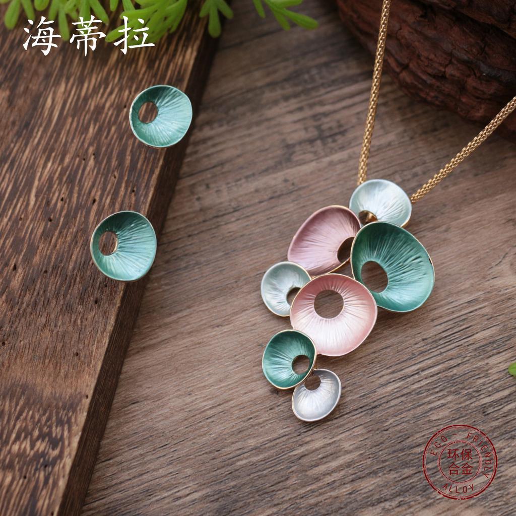 Nouveau set de boucles d'oreilles à clous et collier à pendentif fleur simple à pétales ronds creux couleur émail, mode femme