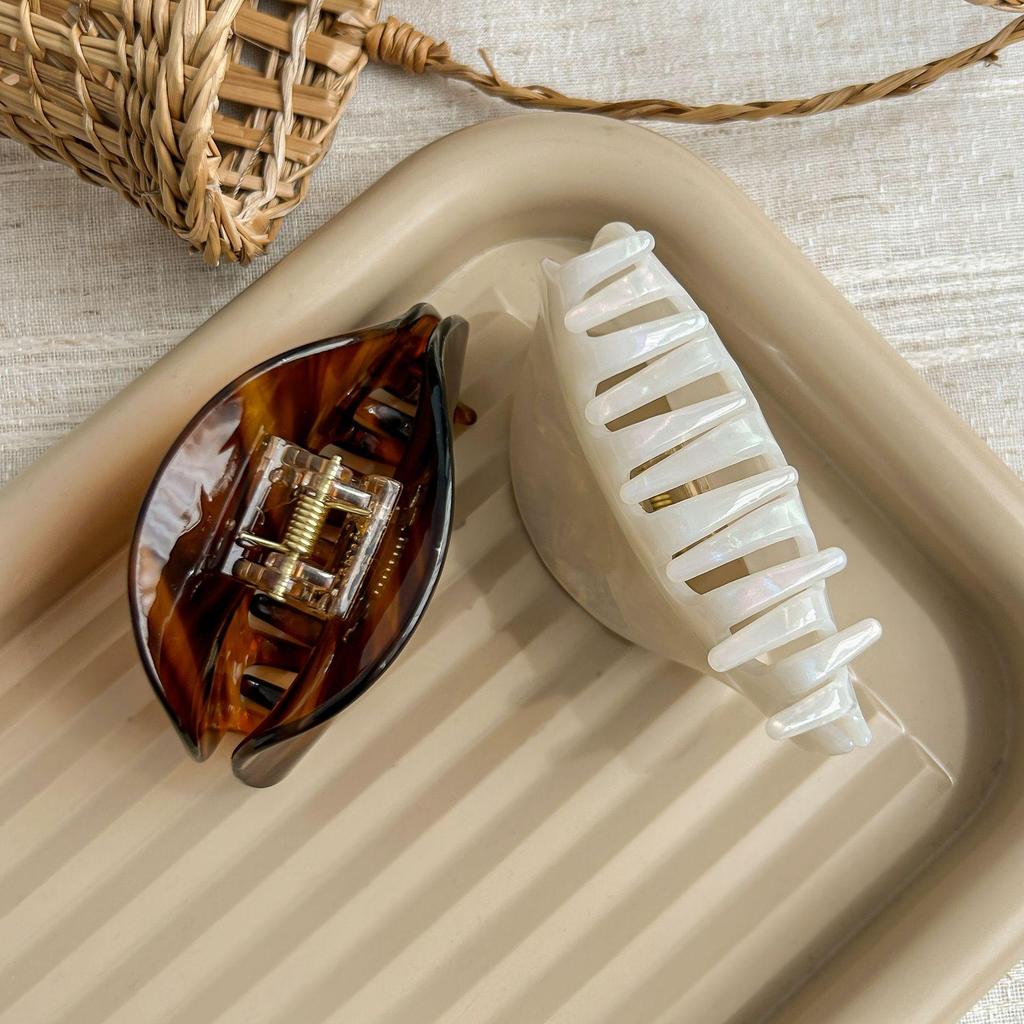 Elegant French Brown Acetate Claw Clip for Fine Hair: High-Quality Textured Shark Clip Hair Accessory