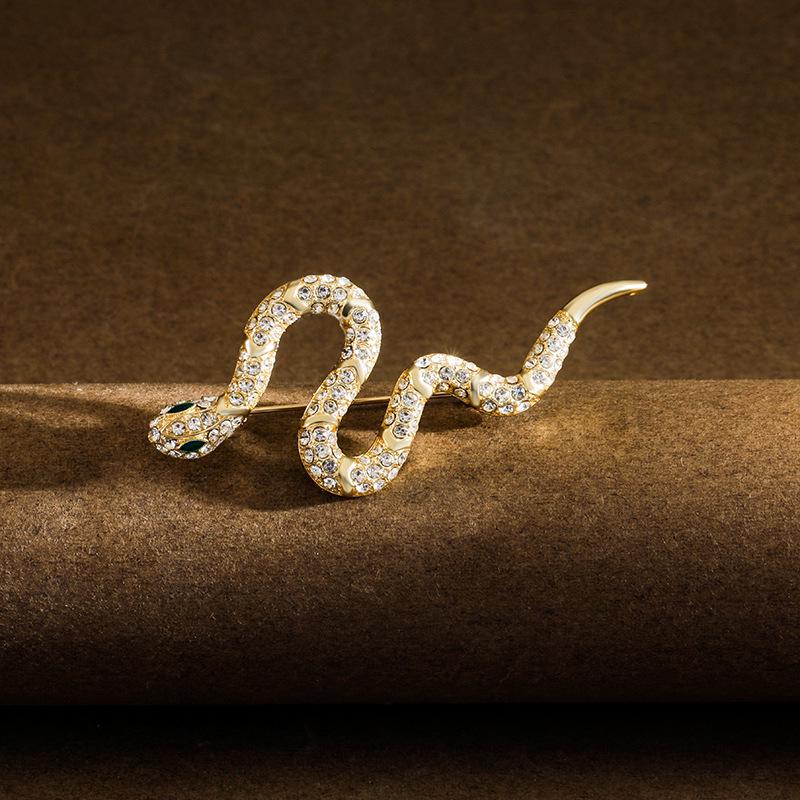 2024 High-End Rhinestone Snake Brooch for Women: Light Luxury Suit Accessory, Anti-Exposure Design