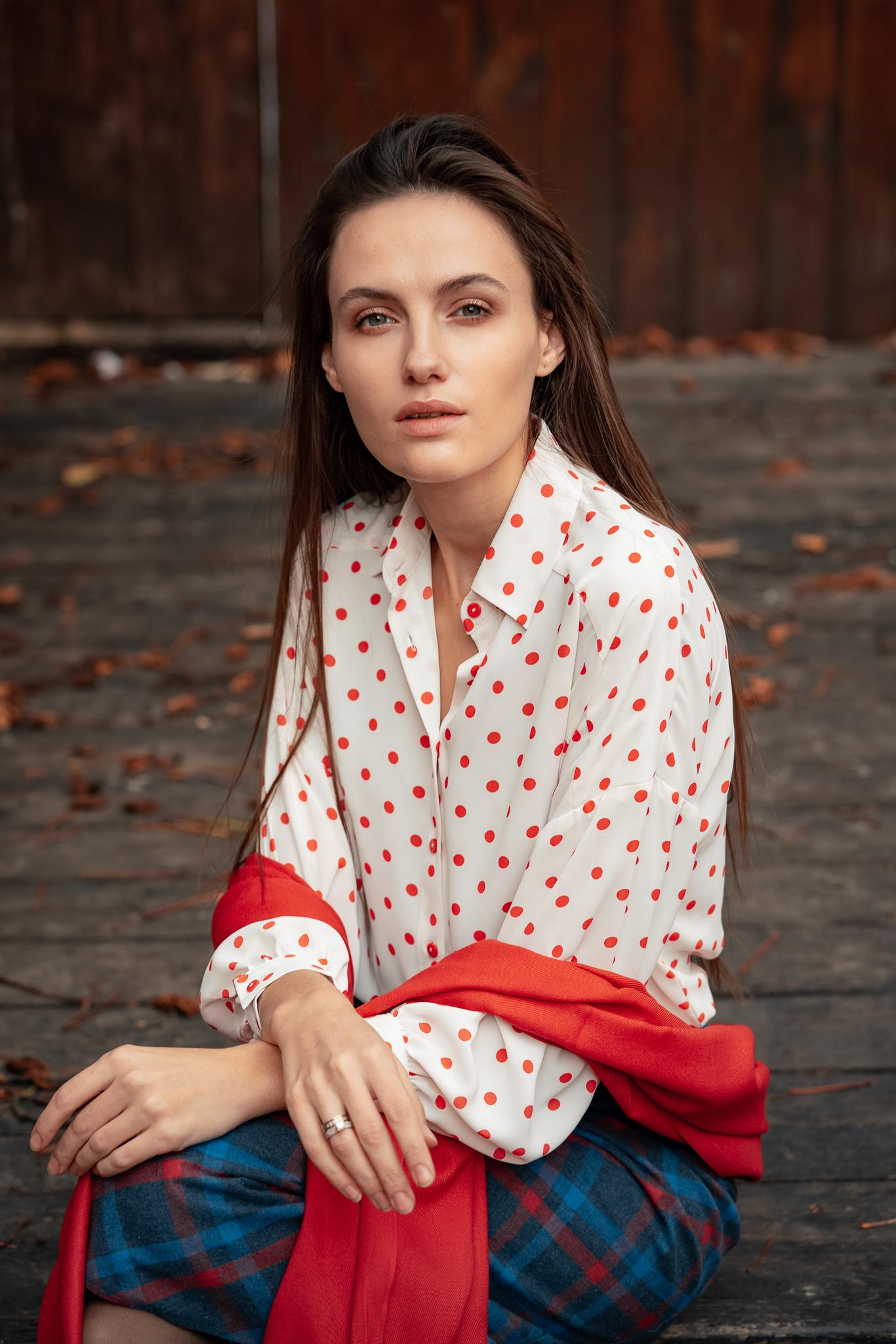 

Блуза оверсайз у горох зі спущеним плечем 38 білий