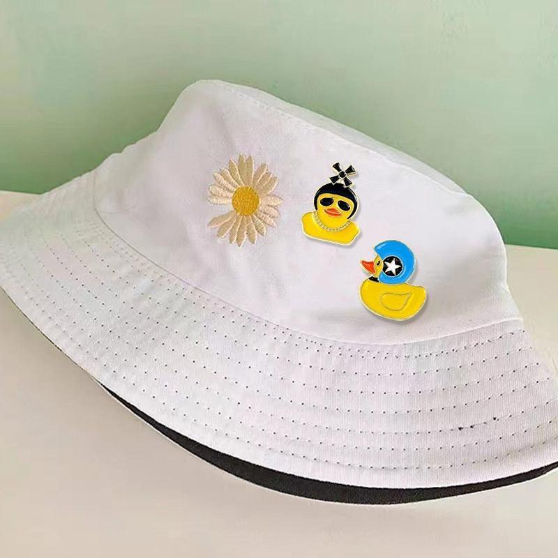Small yellow duck brooch cute Japanese badge cartoon anti-slip button personality bag pendant Creative student decorations