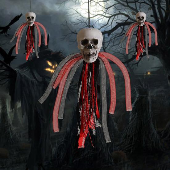 קישוט רוח רפאים תלוי לליל כל הקדושים רוח רפאים גולגולת מעופפת מצמררת לתפאורה לבית רדוף רוחות פנימי חיצוני מרפסת חצר עץ