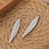 Vintage Design Srebrny Kolor Metalowe Rzeźbione Pióro Długie Wiszące Kolczyki dla Kobiet Biżuteria