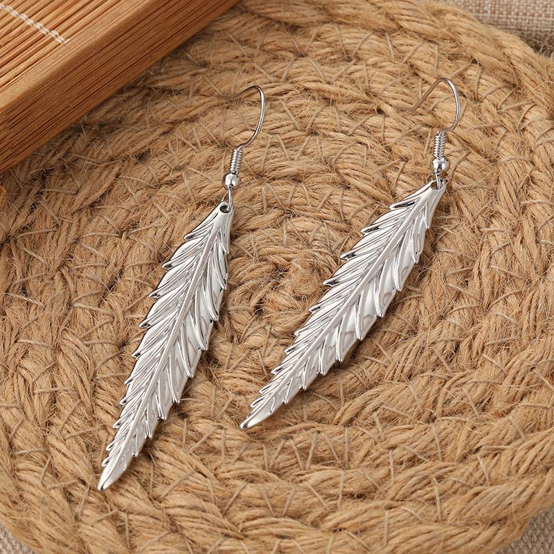 Vintage Design Srebrny Kolor Metalowe Rzeźbione Pióro Długie Wiszące Kolczyki dla Kobiet Biżuteria